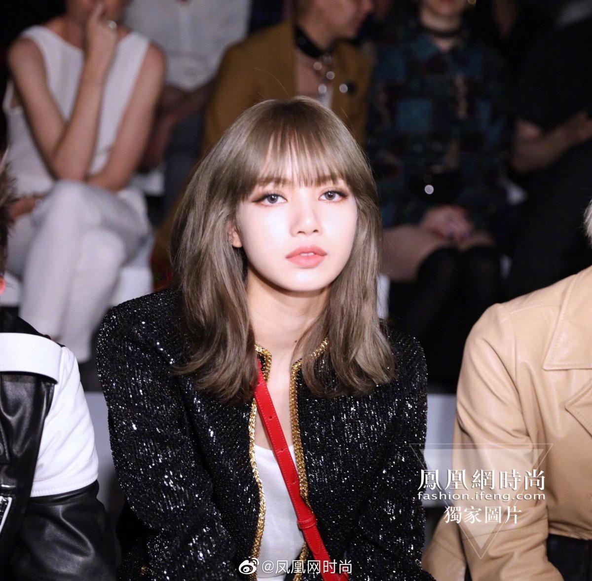 Lisa dao pho Paris anh 1