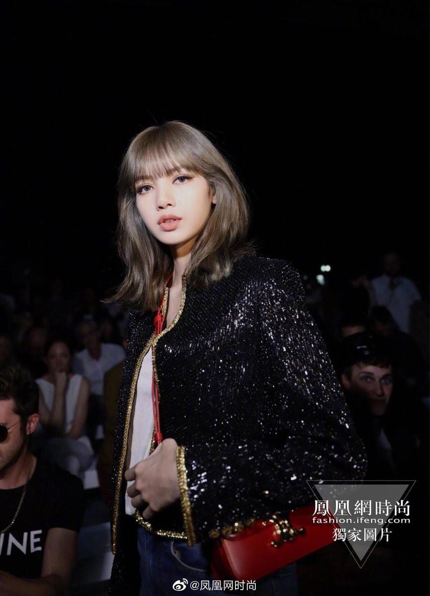 Lisa dao pho Paris anh 5