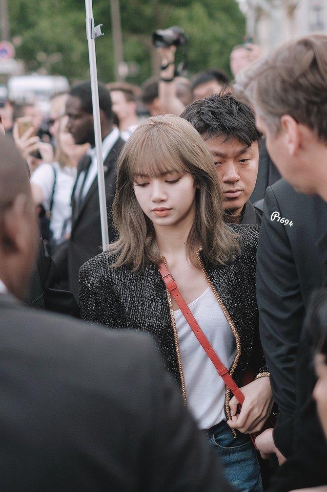 Lisa dao pho Paris anh 6