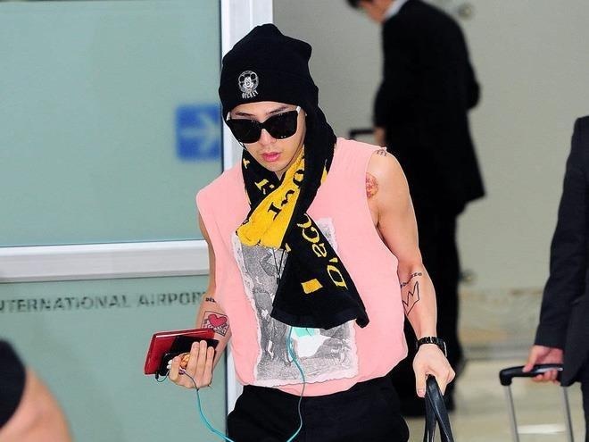 12 bo trang phuc tham hoa cua than tuong Kpop khi ra san bay hinh anh