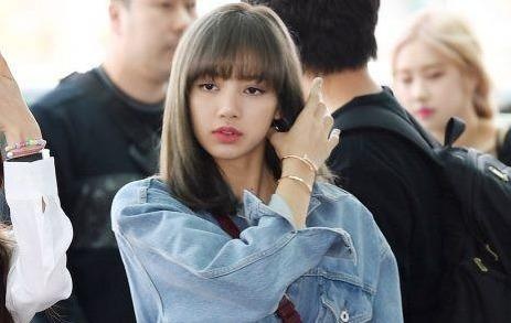 Thoi trang san bay dang cap cua 'bup be song' Lisa (Black Pink) hinh anh