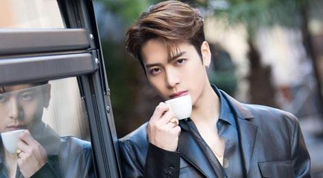 My nam GOT7 khoe ve nam tinh tren duong pho hinh anh