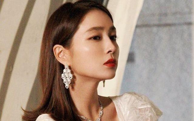 Phong cach thoi trang noi bat o tuoi U40 cua vo Lee Byung Hun hinh anh