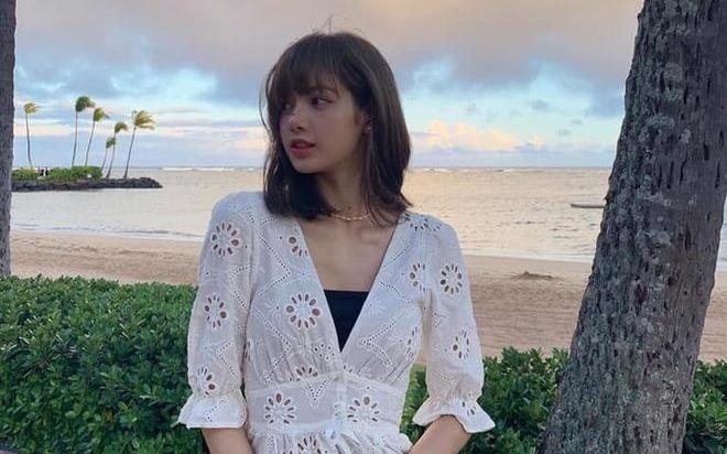 Lisa (Black Pink) duoc khen dep nhu thien than khi dien dam nu tinh hinh anh