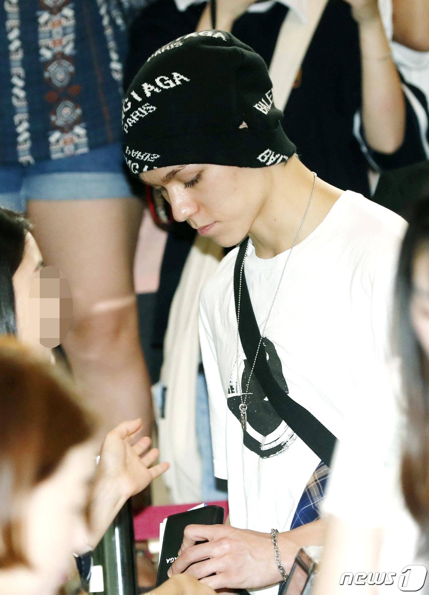 Sao Kpop tai san bay anh 16