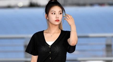 Dan than tuong nha JYP noi bat, Mamamoo dien do ngu ra san bay hinh anh