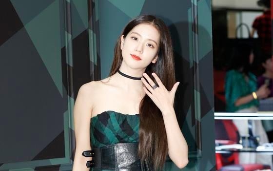 Chi ca nhom Black Pink dien vay cup nguc khoe lan da trang su hinh anh