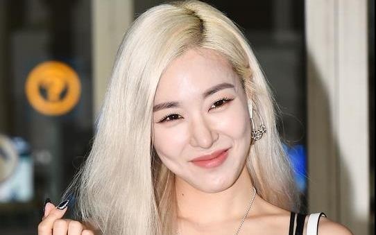 Nu than nhom SNSD noi bat tai san bay voi nhan sac tuoi tre hinh anh