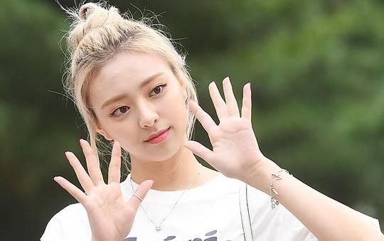 Dan nu tan binh Kpop khoe nhan sac noi bat di ghi hinh hinh anh