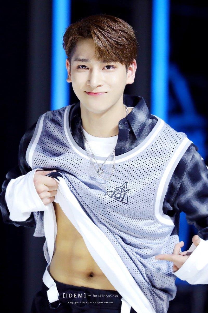 tan binh nam Kpop so huu guong mat ti le vang anh 10