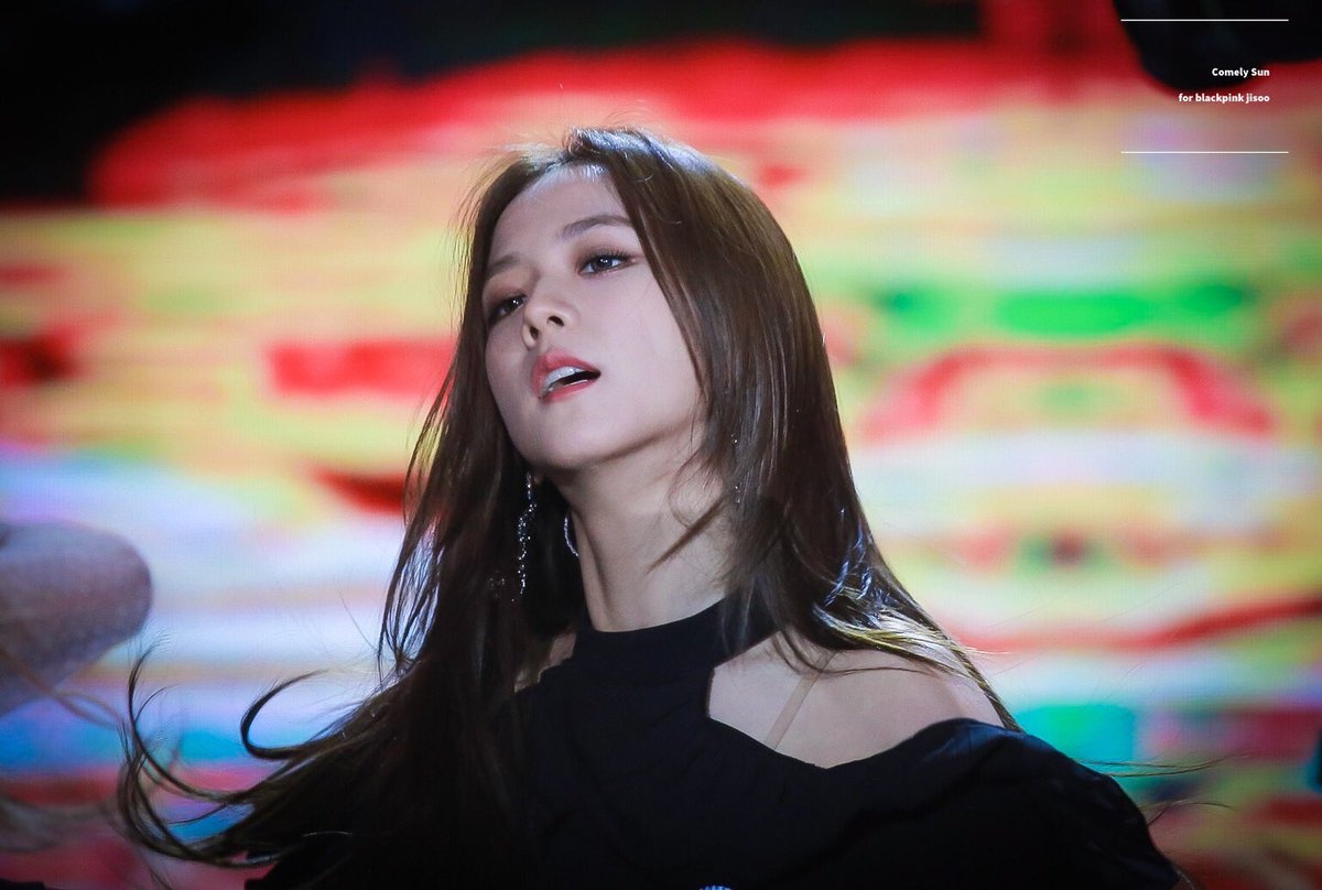 ban gai tin don cau thu bong da,  my nhan nhom Black Pink anh 16