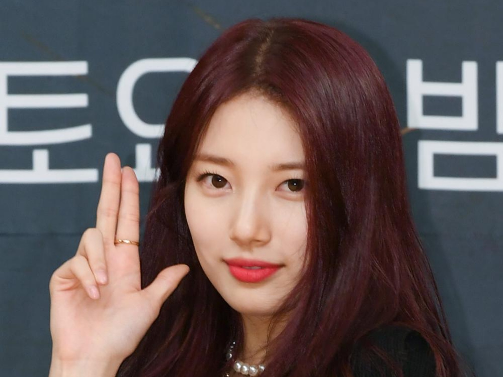 Suzy xinh dep ben Seung Gi anh 2