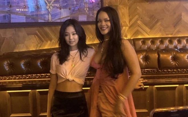Jennie an mac don gian van tu tin do sac cung Rihanna hinh anh