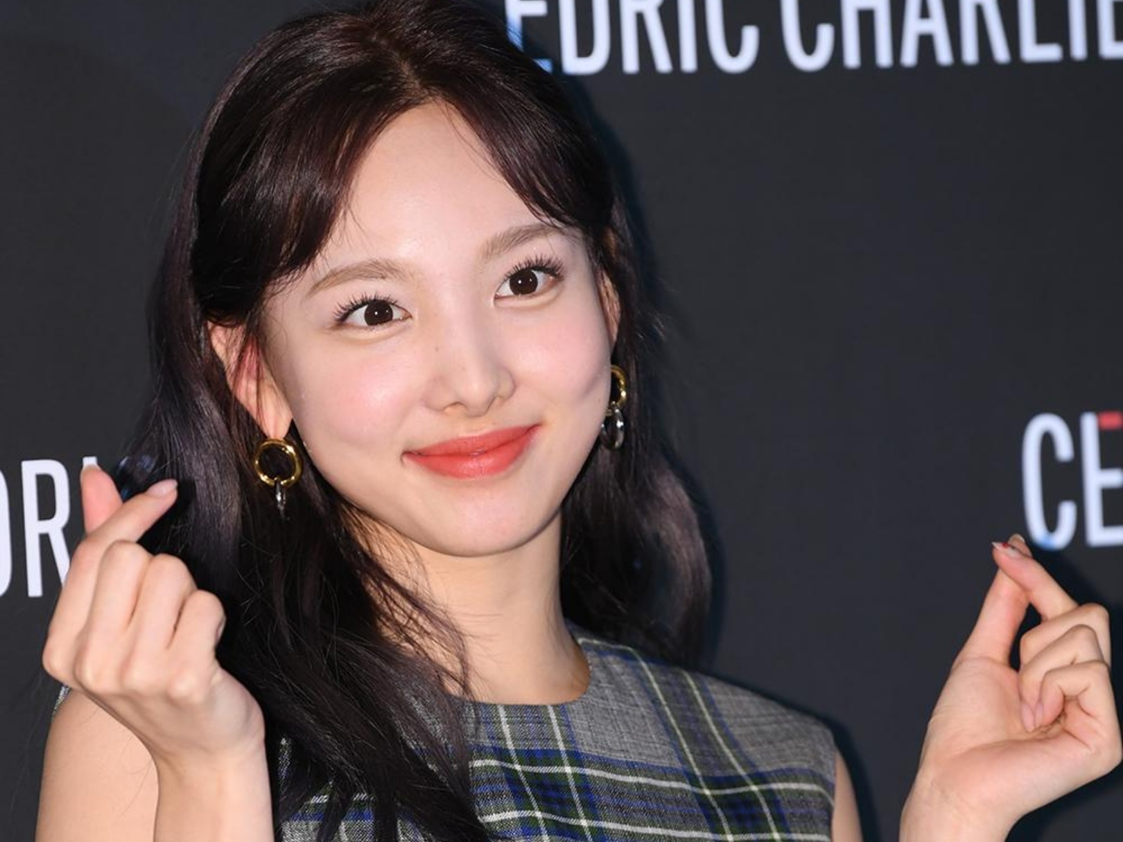 Chi ca nhom TWICE noi bat nho lan da trang su hinh anh