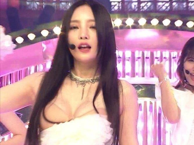 HyunA va nhung sao Han gap su co tuot ao, te nga khi dang dien hinh anh