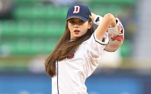 Nu tan binh 10X Kpop khoe sac voc quyen ru tren san bong hinh anh