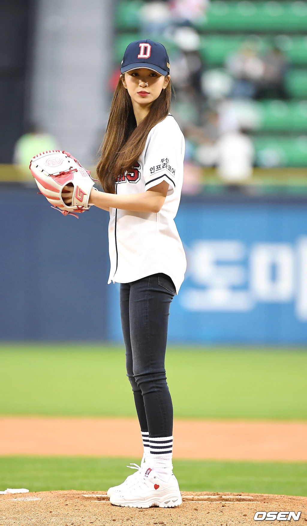 nu than Kpop tren san bong anh 2