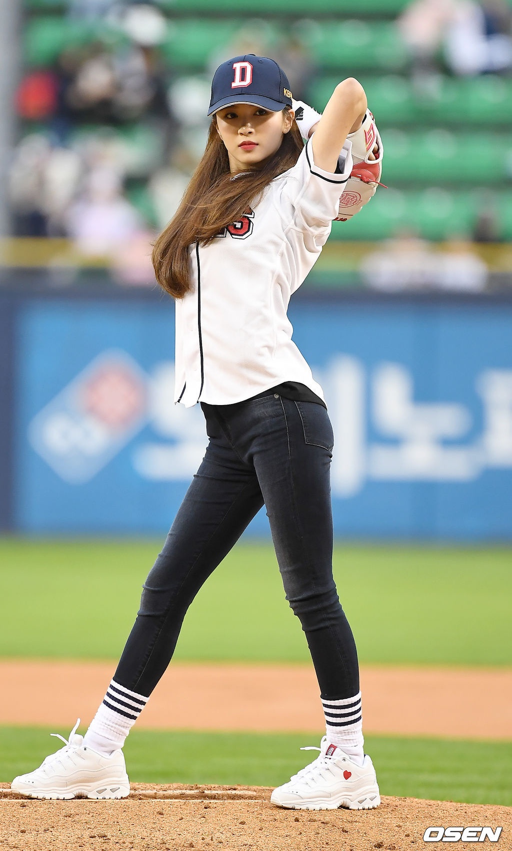 nu than Kpop tren san bong anh 3