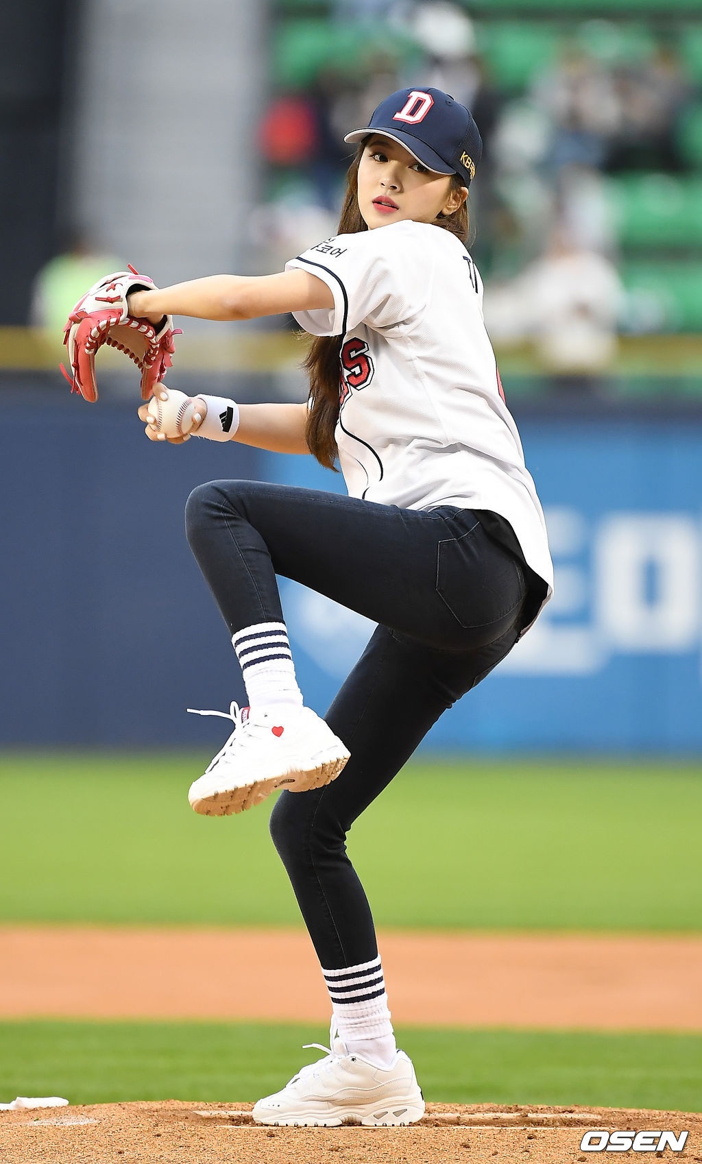 nu than Kpop tren san bong anh 6