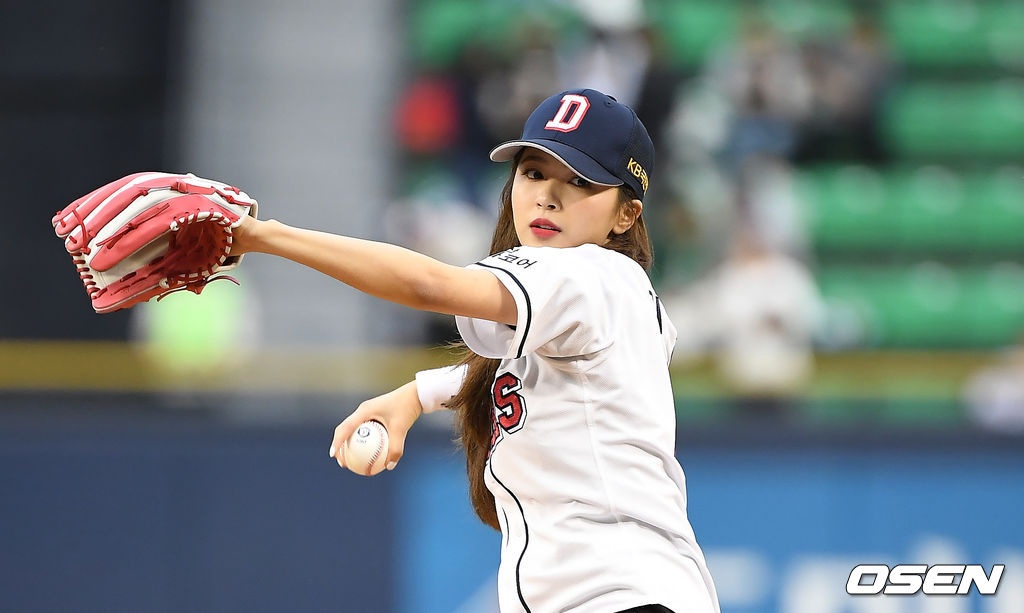 nu than Kpop tren san bong anh 8