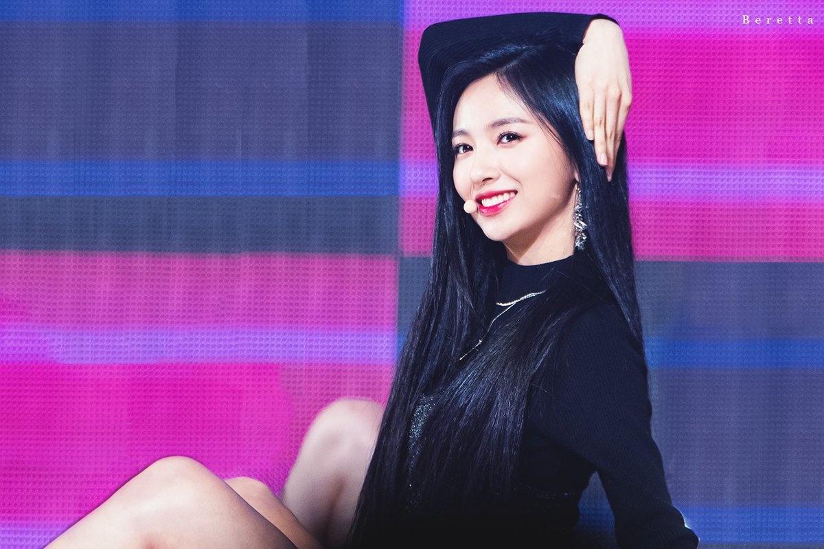 nu than Kpop tren san bong anh 10