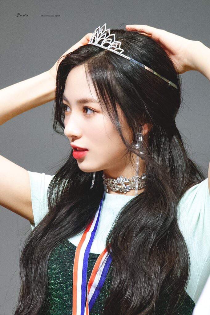 nu than Kpop tren san bong anh 9