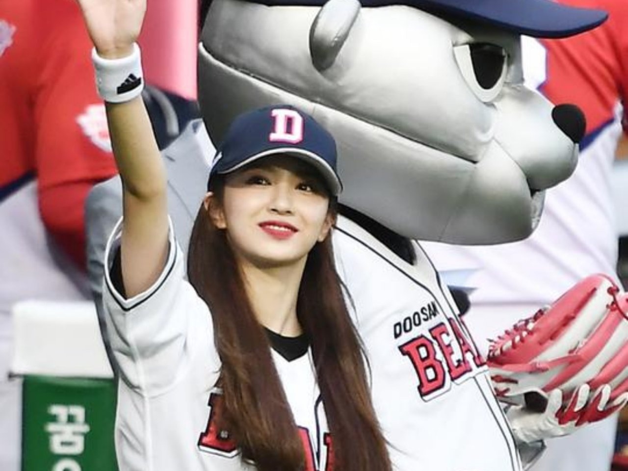 nu than Kpop tren san bong anh 1