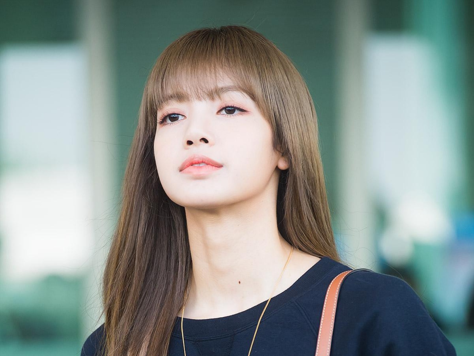 Lisa (Black Pink) khoe ve dep duoc vi nhu bup be tai san bay hinh anh