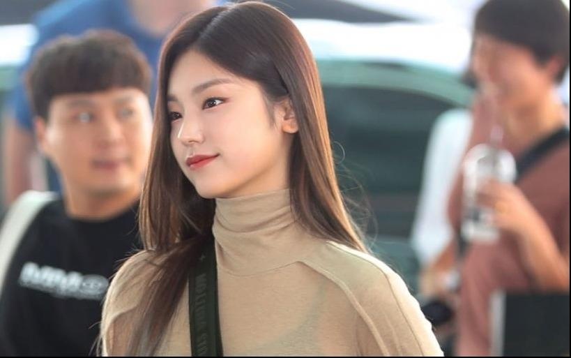 Truong nhom 10X cung dan nu than tuong mac sanh dieu ra san bay hinh anh