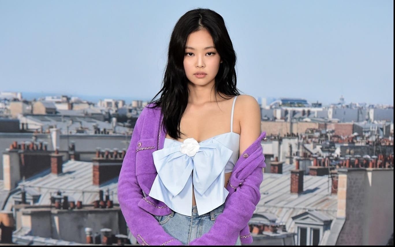 Jennie (Black Pink) dien ao hai day sexy o Paris Fashion Week 2019 hinh anh