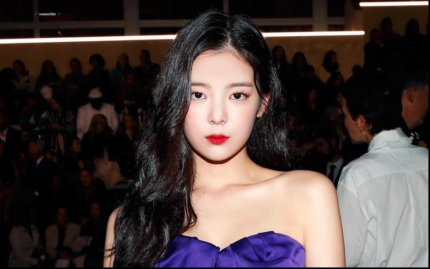 Bi che, 2 thanh vien ITZY van duoc chu y tai Paris Fashion Week hinh anh