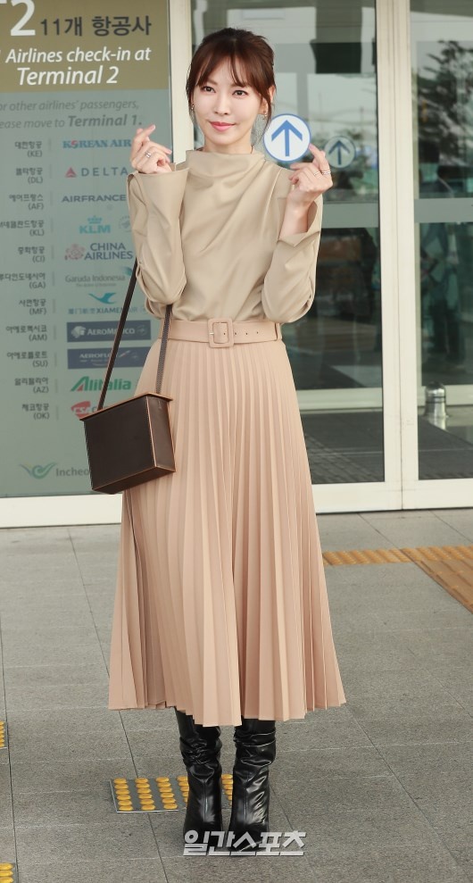 sao nu tai san bay anh 2