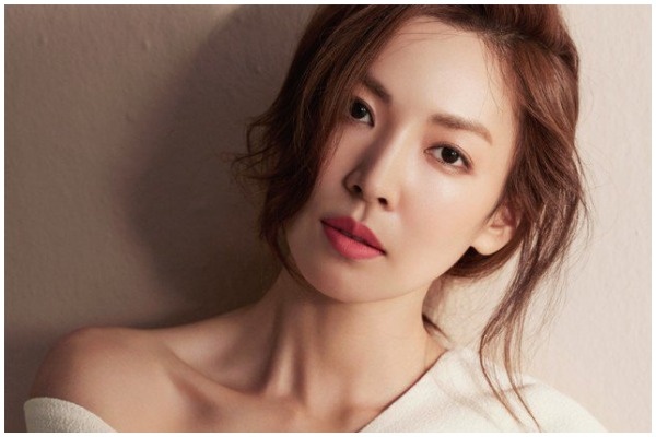 sao nu tai san bay anh 11