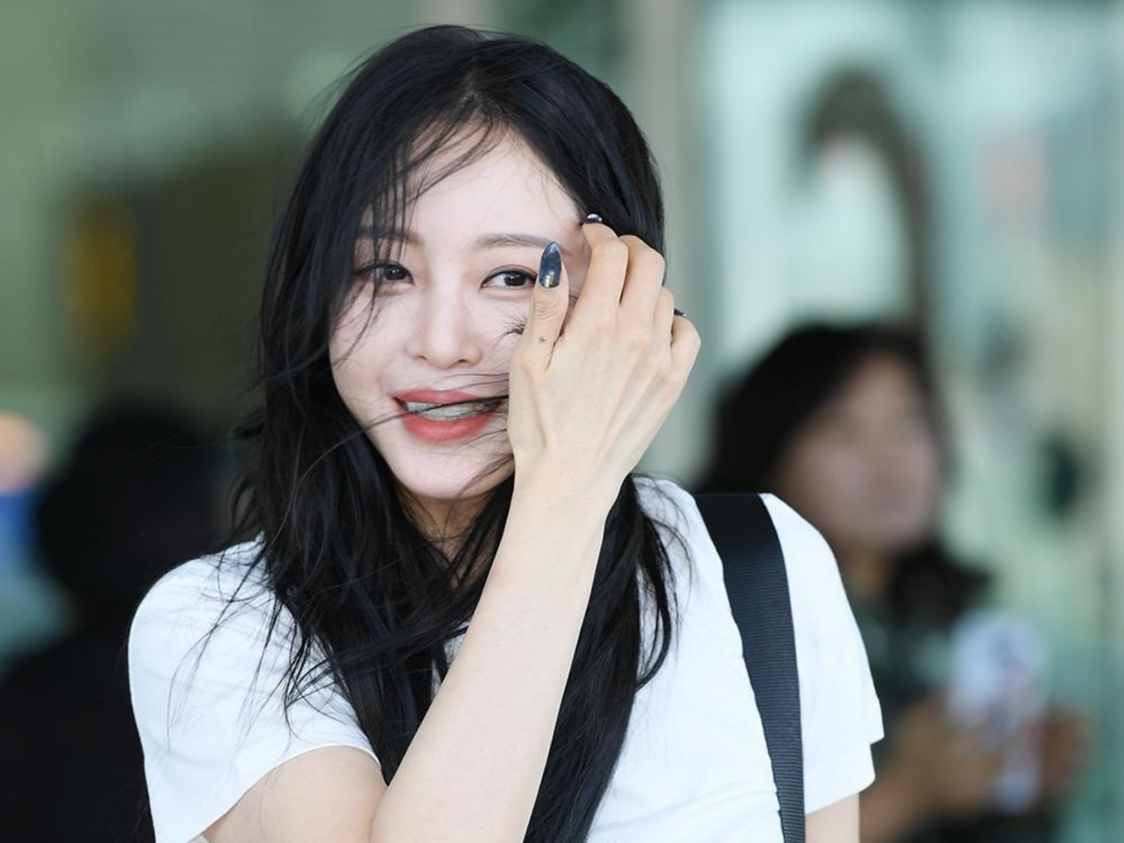 Nu dien vien U40 lan at Jennie Black Pink khi xuat hien o san bay hinh anh