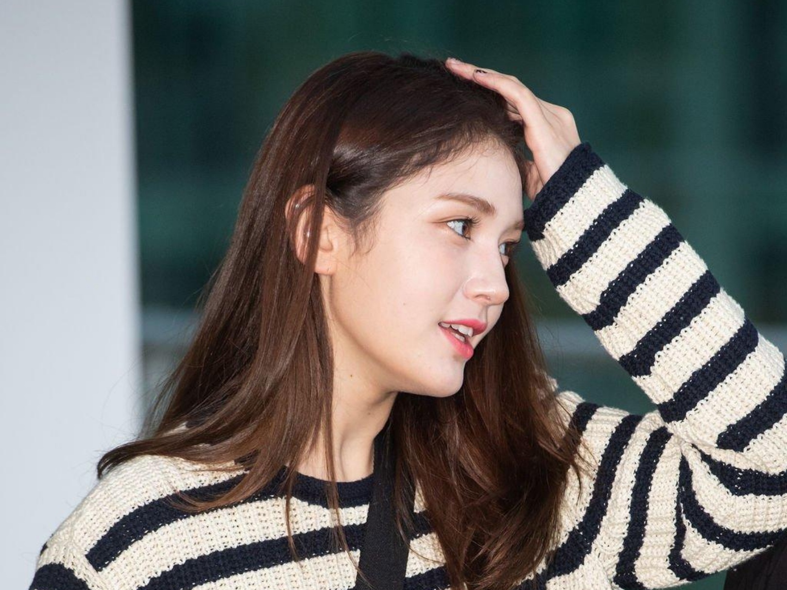 Bong hong lai 10X va dan my nhan nhom TWICE khoe sac tai san bay hinh anh