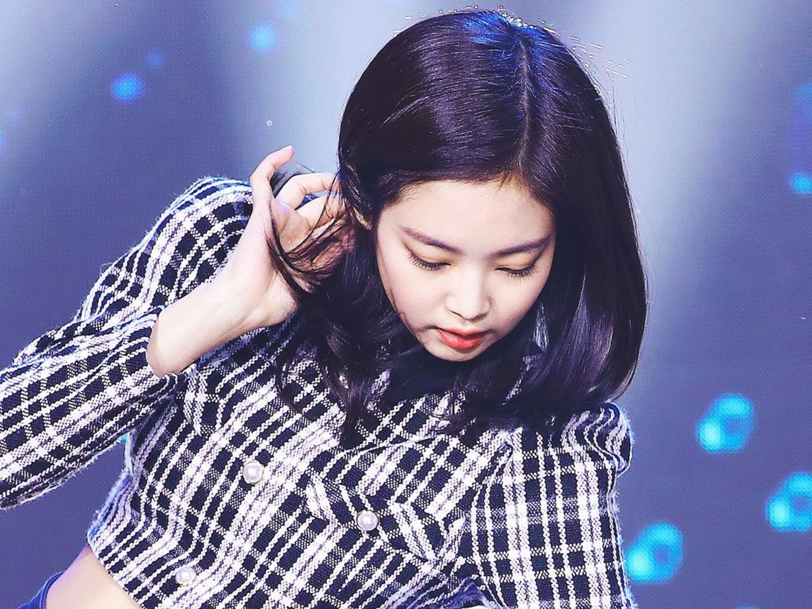 Jennie (Black Pink) thang hang nhan sac voi toc ngan hinh anh