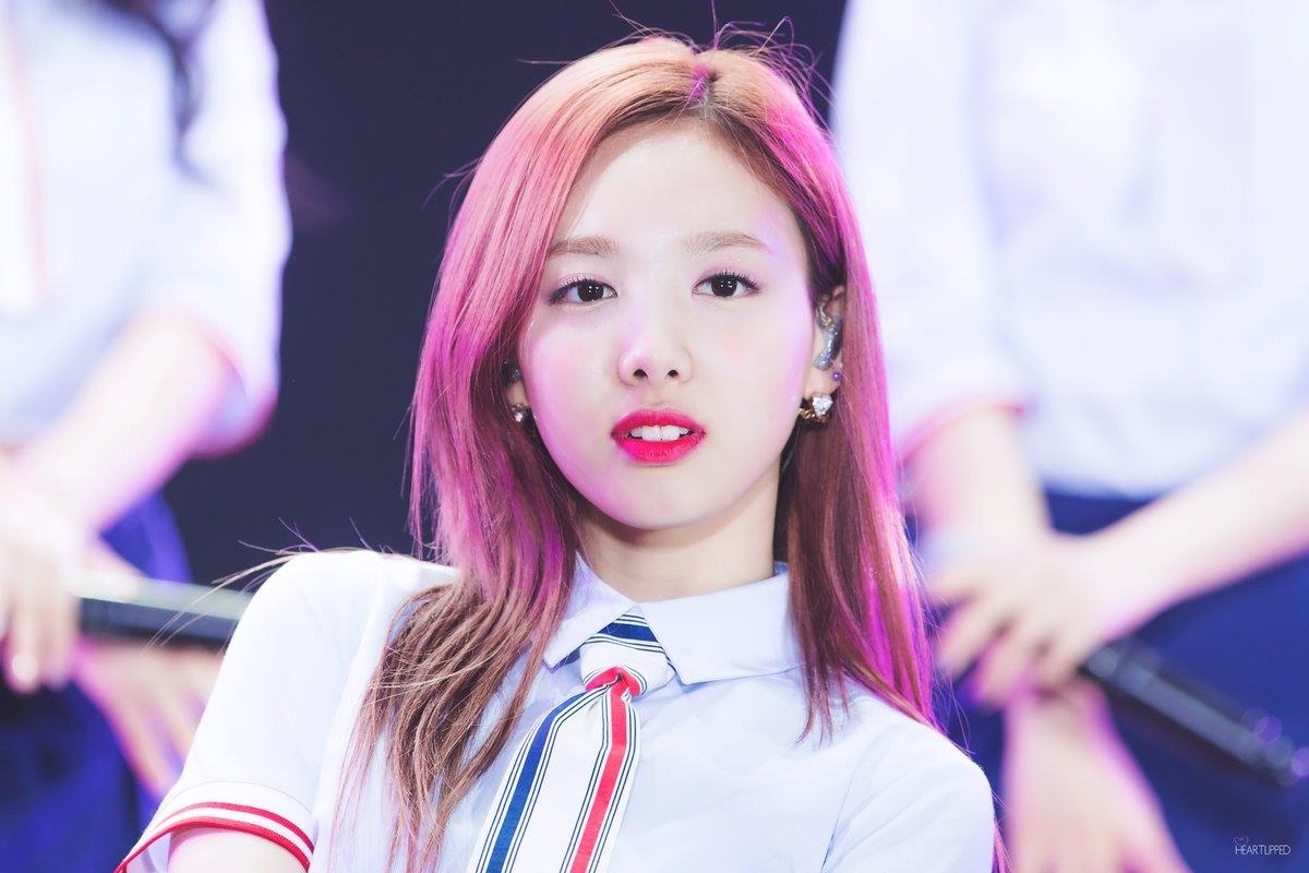 Nu than nhom TWICE bi fan cuong deo bam hinh anh