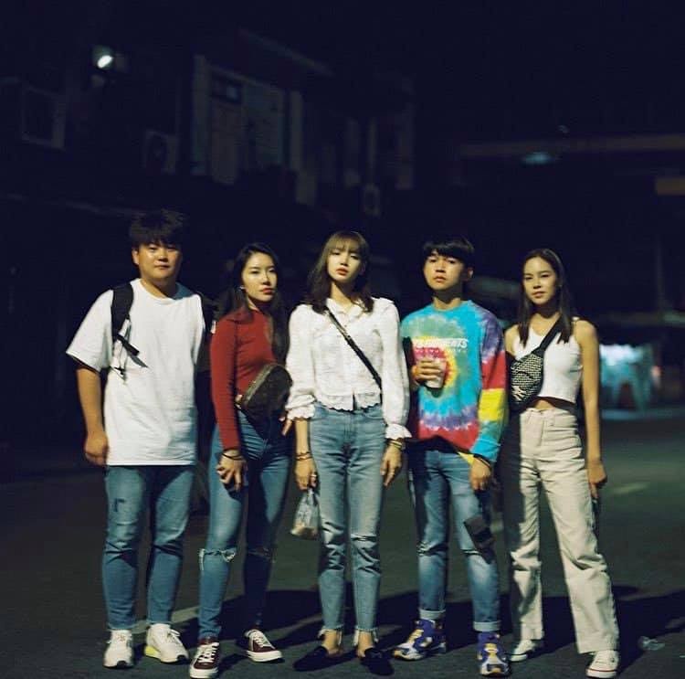 Lisa ben gia dinh anh 3