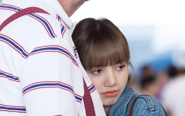 Lisa (Black Pink) om nguoi cha cao lon hinh anh