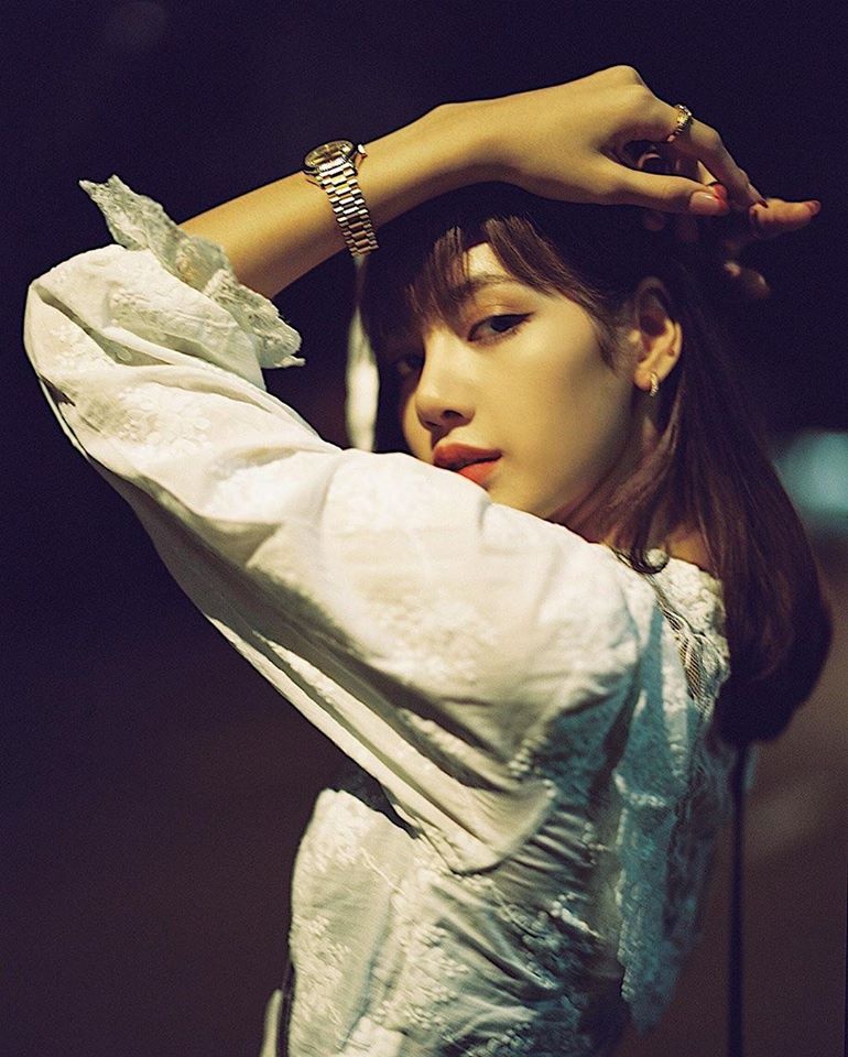 Lisa ben gia dinh anh 4