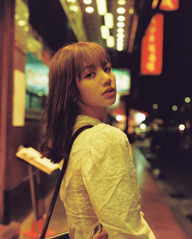 Lisa ben gia dinh anh 5