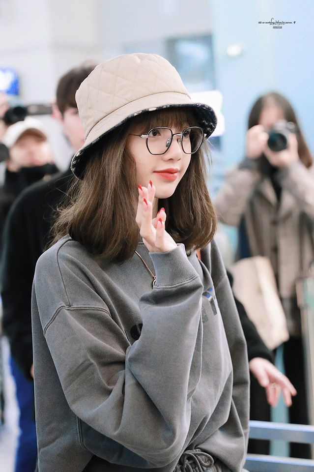 Lisa ben gia dinh anh 1