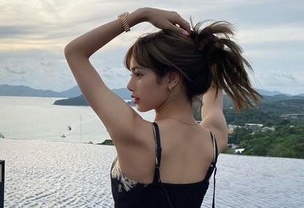 Lisa khoe voc dang khi di bien hinh anh