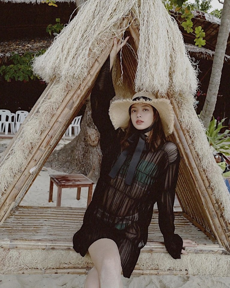 Lisa khoe dang anh 5