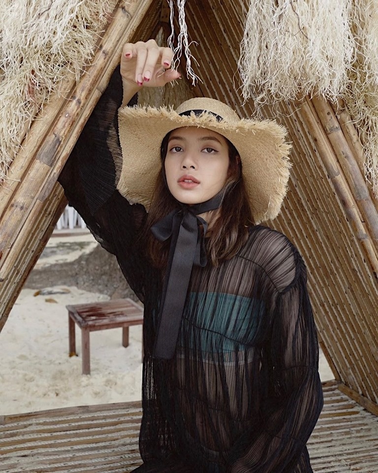 Lisa khoe dang anh 3