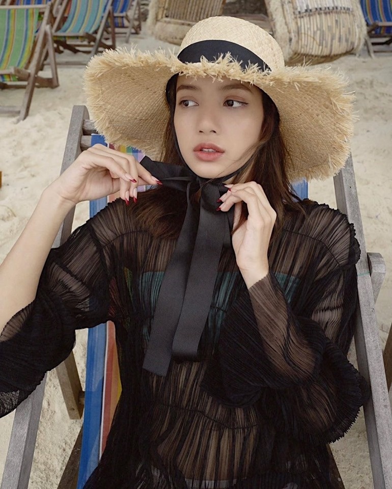 Lisa khoe dang anh 2