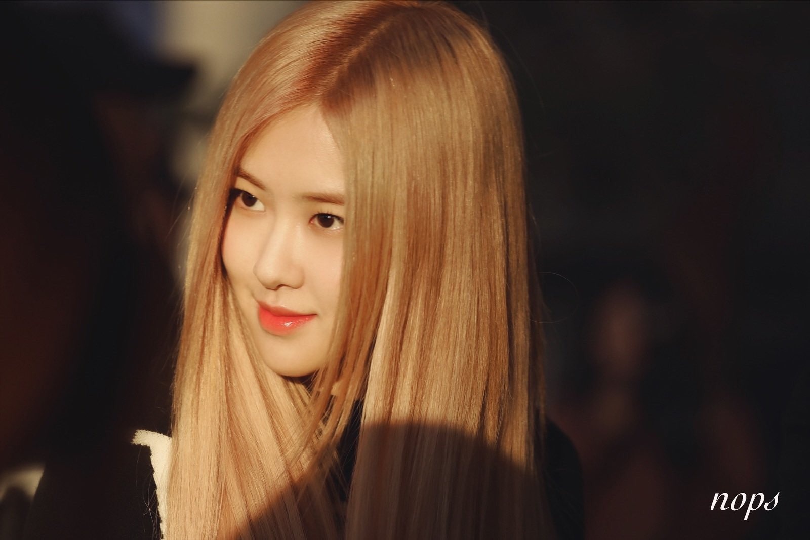 Rose (Black Pink) duoc vi nhu bup be song o san bay hinh anh