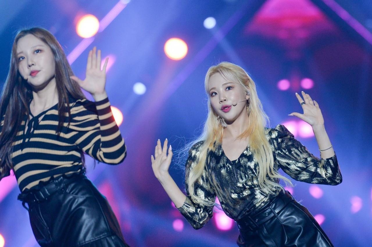 TWICE va dan idol Kpop khuay dong san van dong My Dinh o AAA 2019 hinh anh