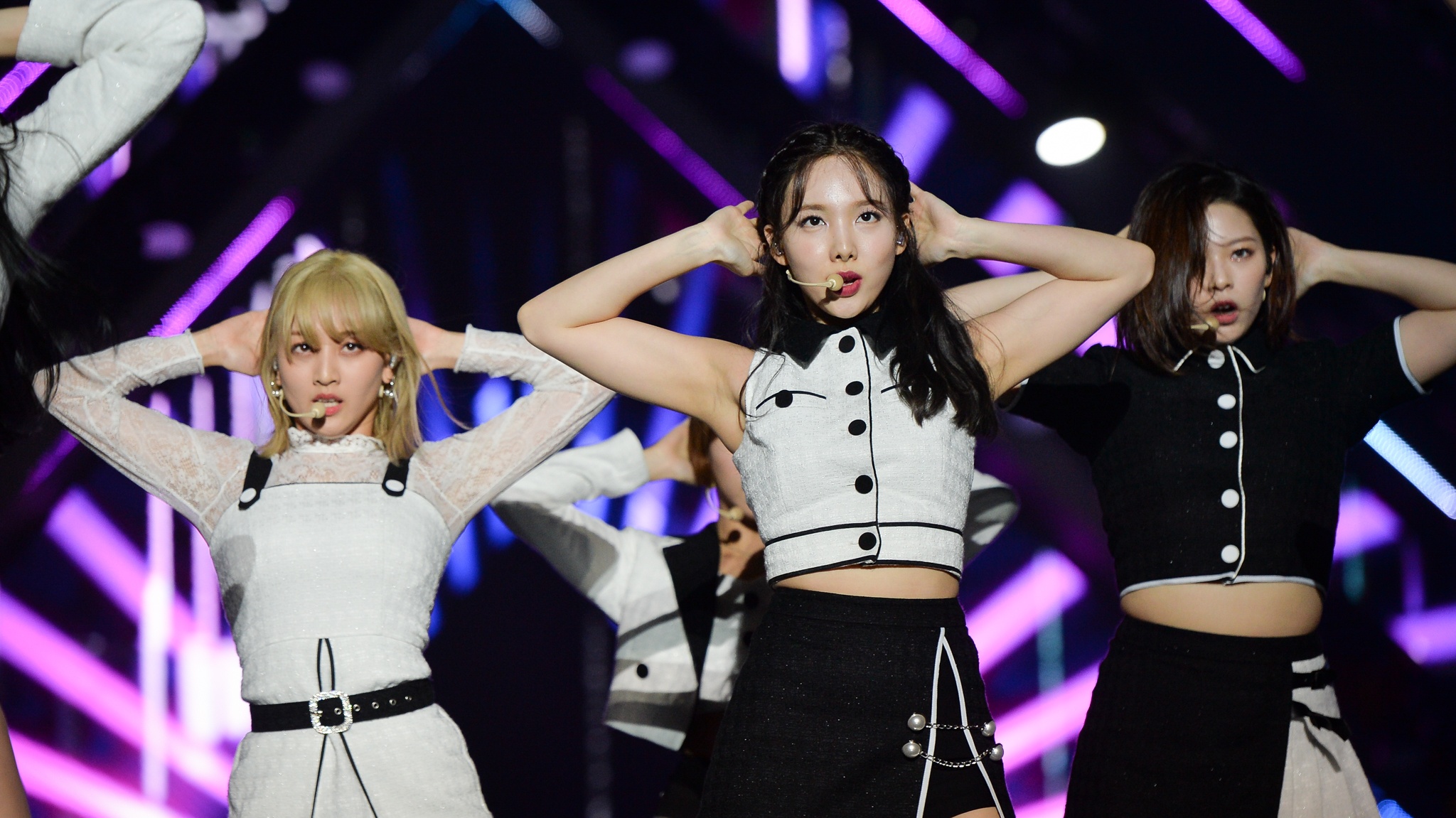 Khoanh khac nong bong cua than tuong Kpop tai AAA 2019 hinh anh