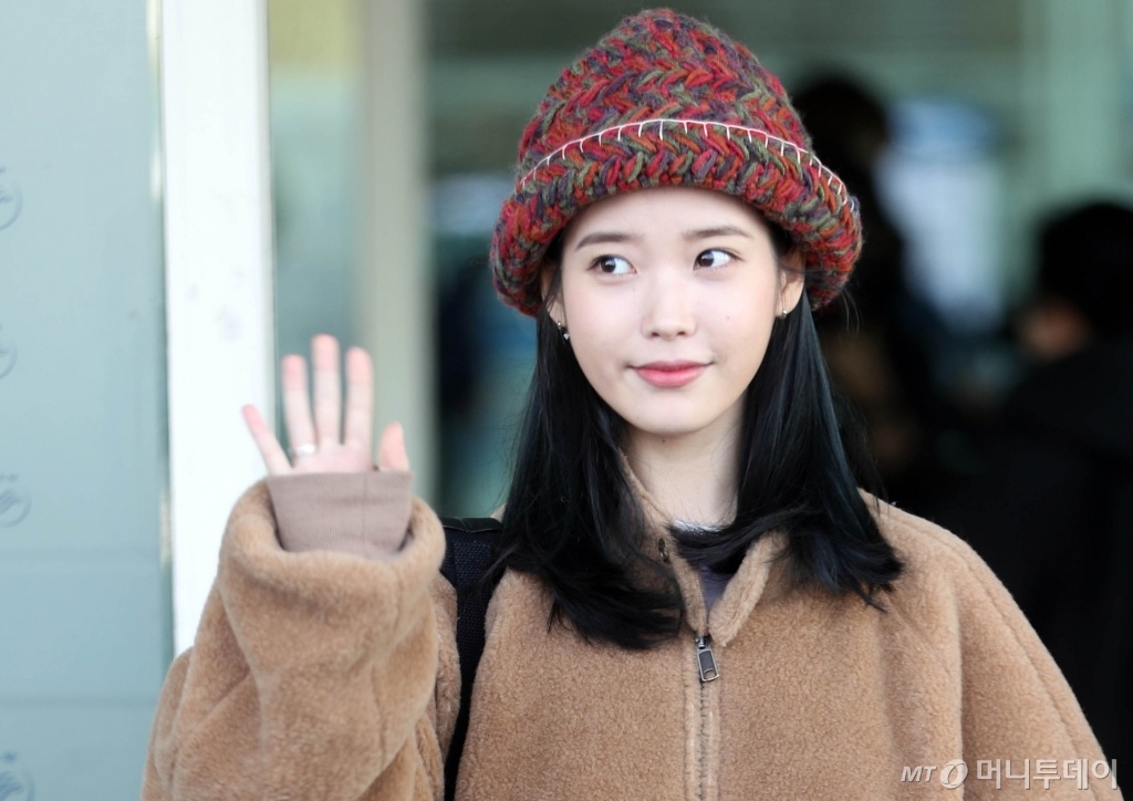 IU an mac don gian van duoc khen xinh nhu bup be hinh anh